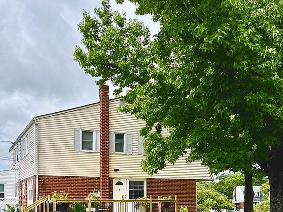 2nd image of 1402 Conway Dr