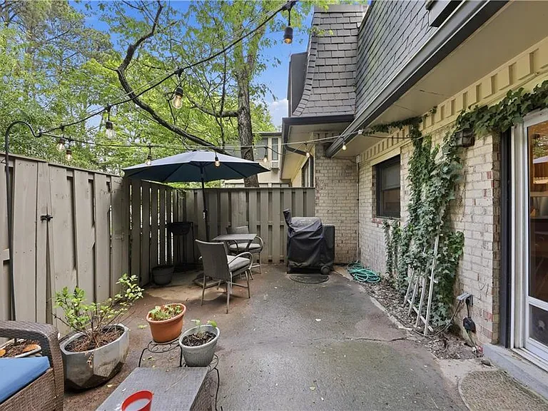 174 Maribeau Sq NW — Photo 25