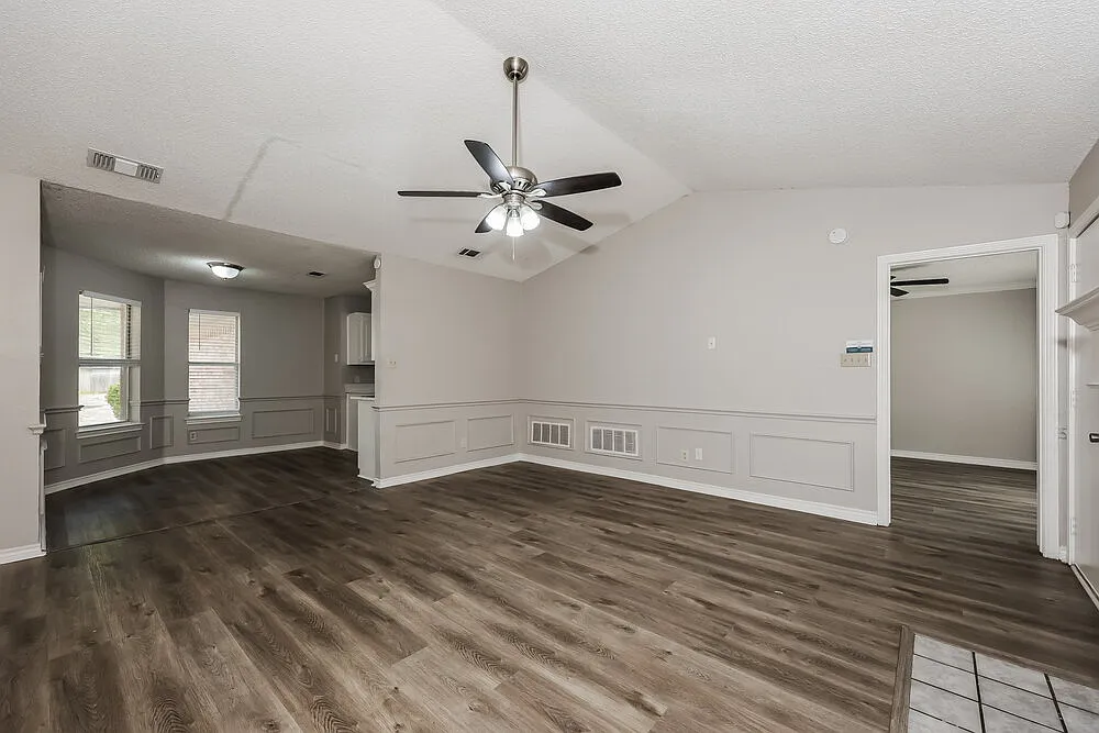 3 bed, 2.0 bath, 1251 sqft, $2,115 — Photo 4