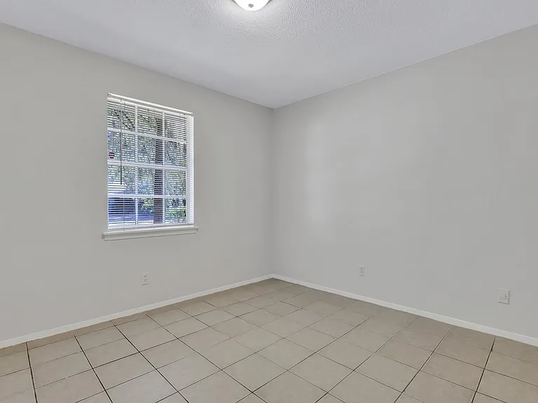 423 Edgewater Rd — Photo 13