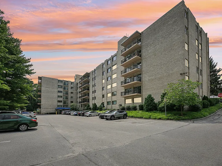 Eudowood Towers — Photo 17