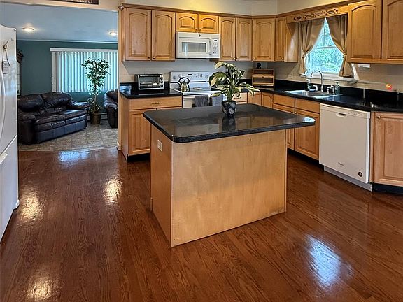 3rd image of 1009 Huckleberry Road