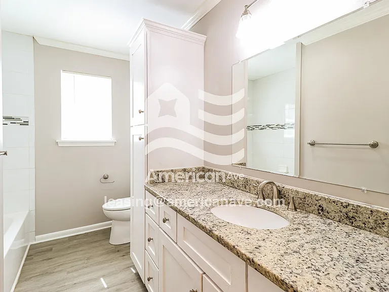 1530956_011_bathroom_12.jpg