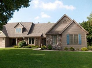 18850 Stonehedge Dr, Brookfield, WI 53045