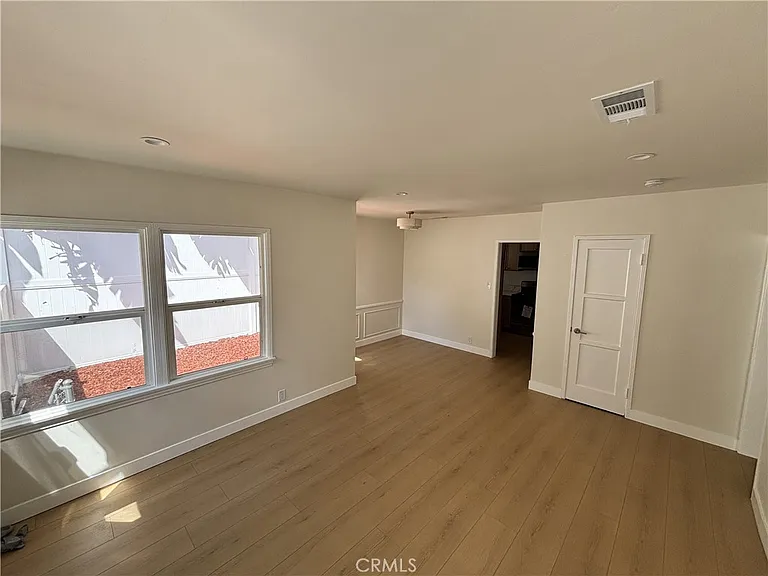 974 W 5th St — Photo 12