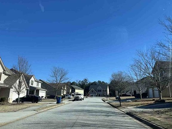 Exterior Neighborhood (street photo)