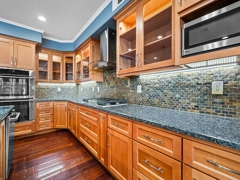 18785 Roxbury Ln — Photo 53