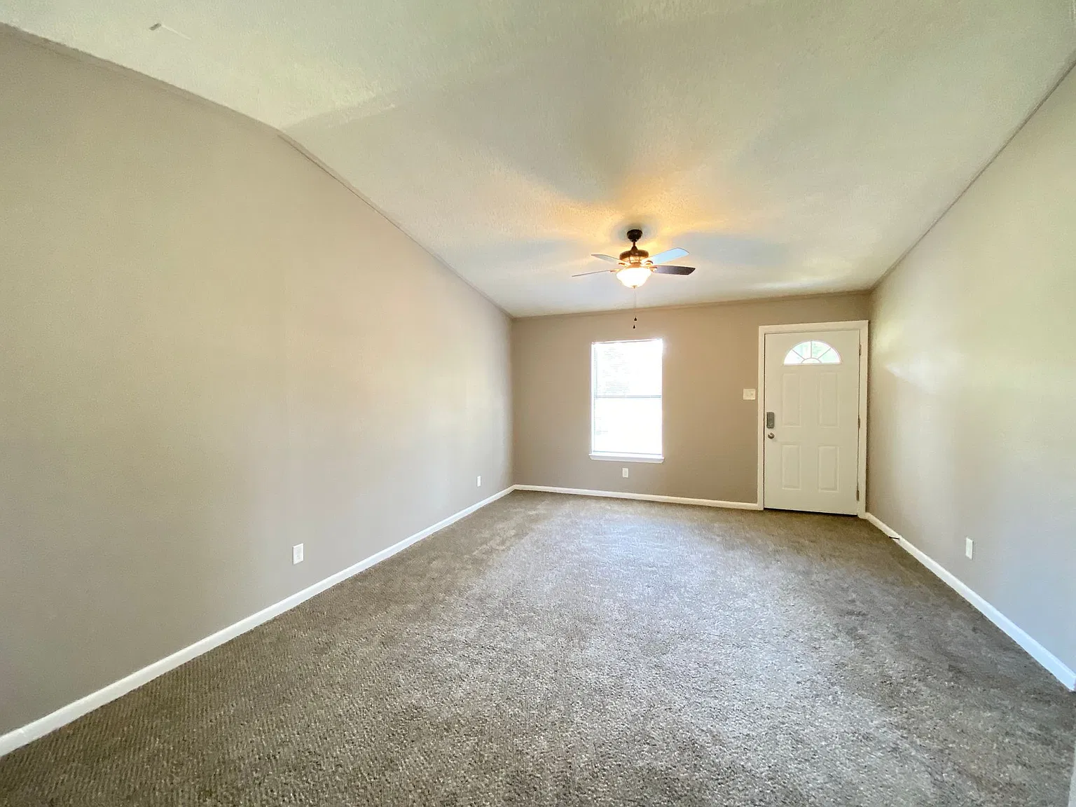 2220 Loop Acres Dr — Photo 2