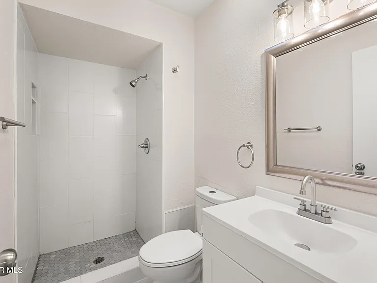 936 Oneida Dr — Photo 19
