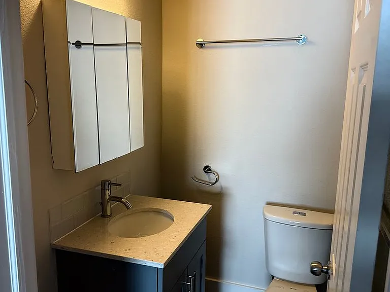 Great Location with Full Washer and Dryer in Unit and Full Kitchen! — Photo 21