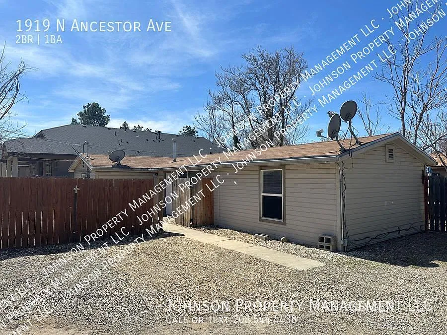 Charming 2-Bedroom West Boise Home with All Utilities Included. — Photo 2