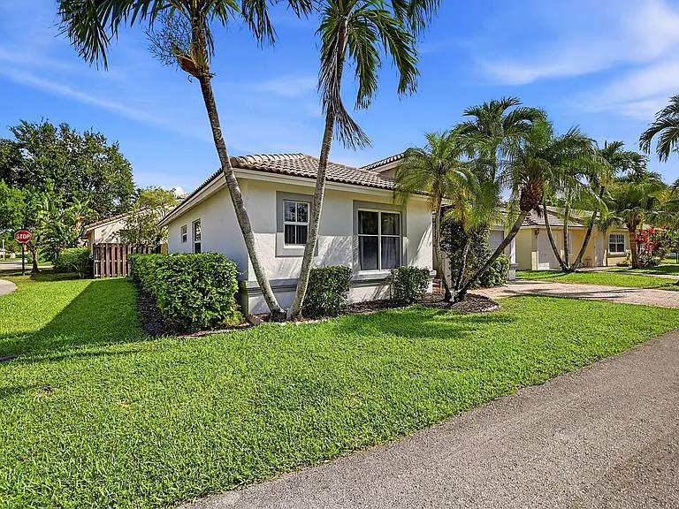 1852 Capeside Cir — Photo 3