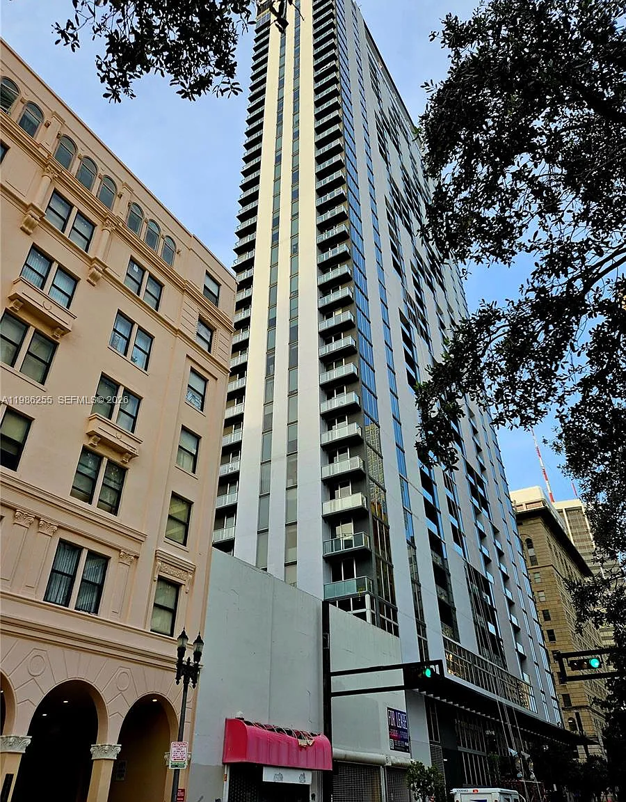 2 bed, 977 sqft, $3,650 — Photo 1