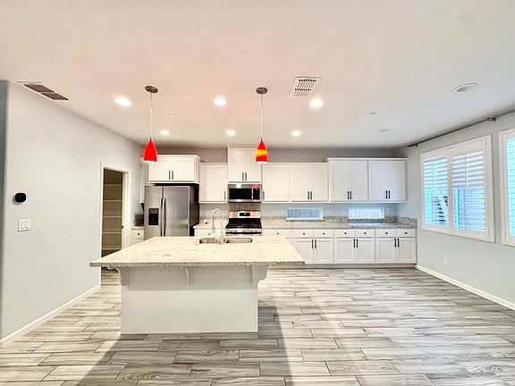 3rd image of 1261 Goldenrod Way