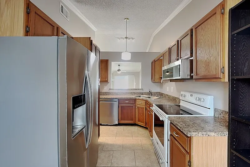 2 bed, 2.0 bath, 921 sqft, $1,695 — Photo 3