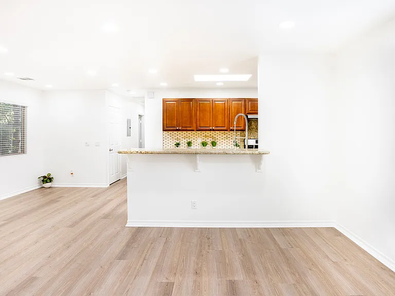 8330 Lilienthal Ave — Photo 23