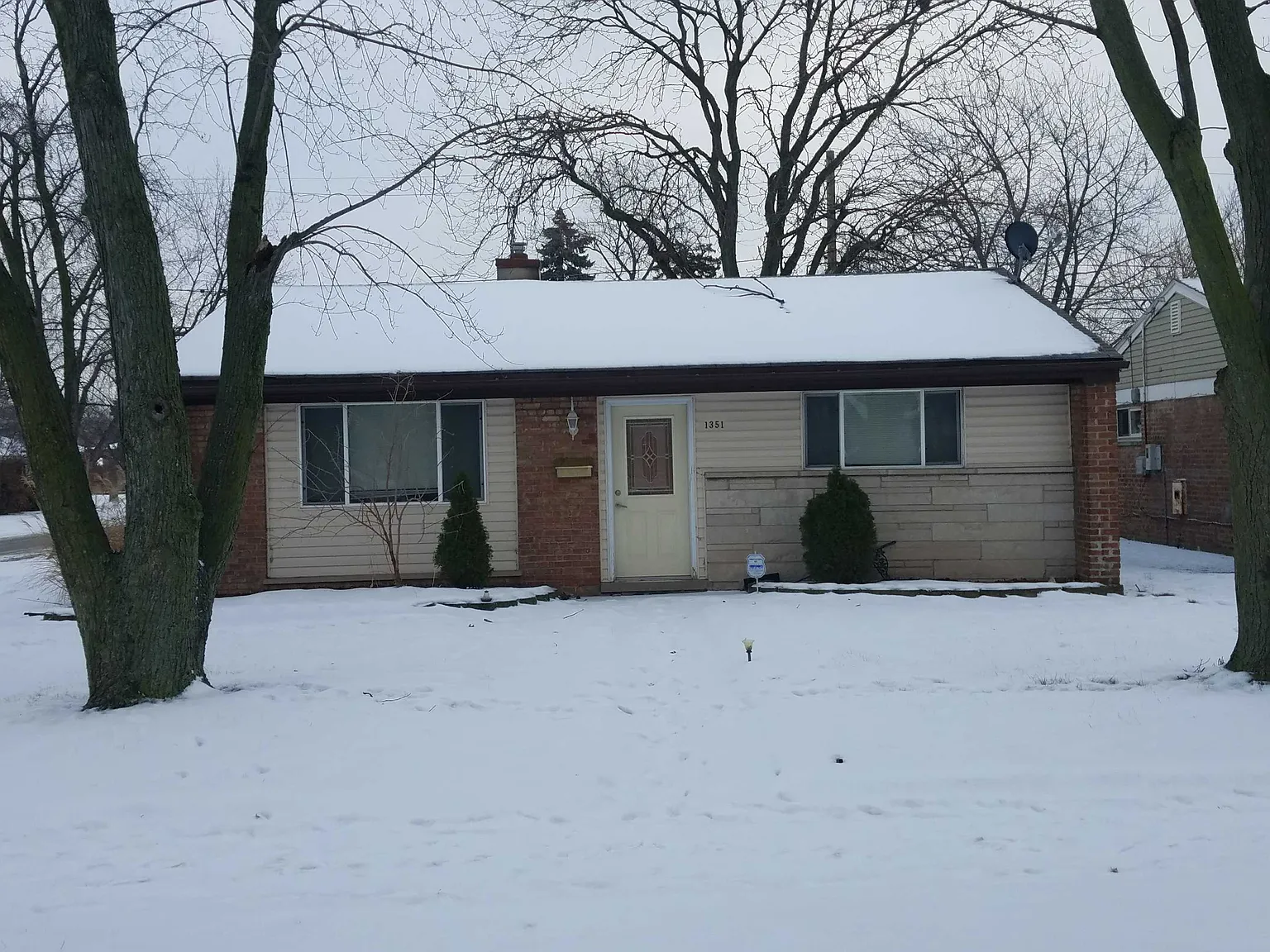 1351 Burnham Ave photo 1