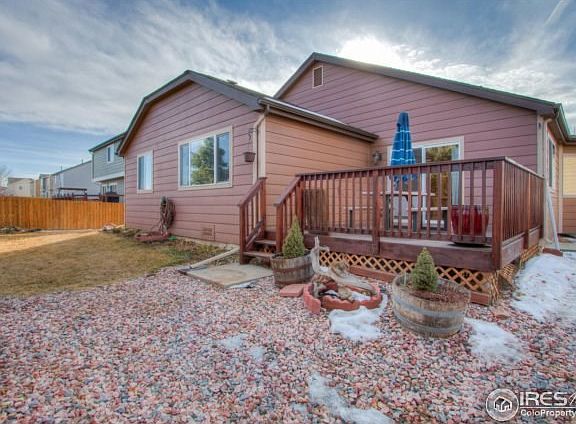 Beautiful deck ideal yard space!