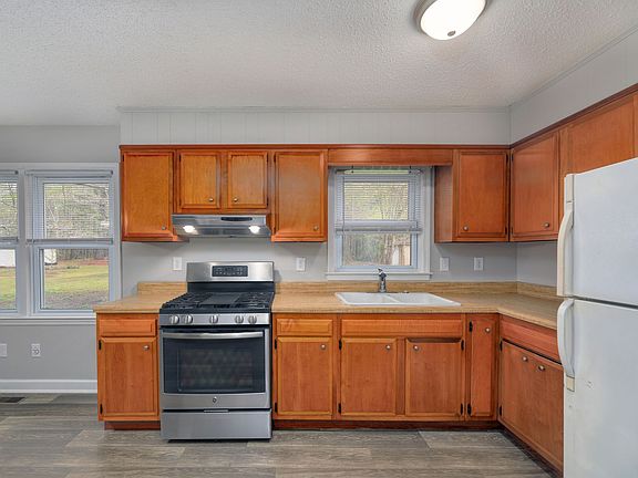 5th image of 469 Sanders Ln