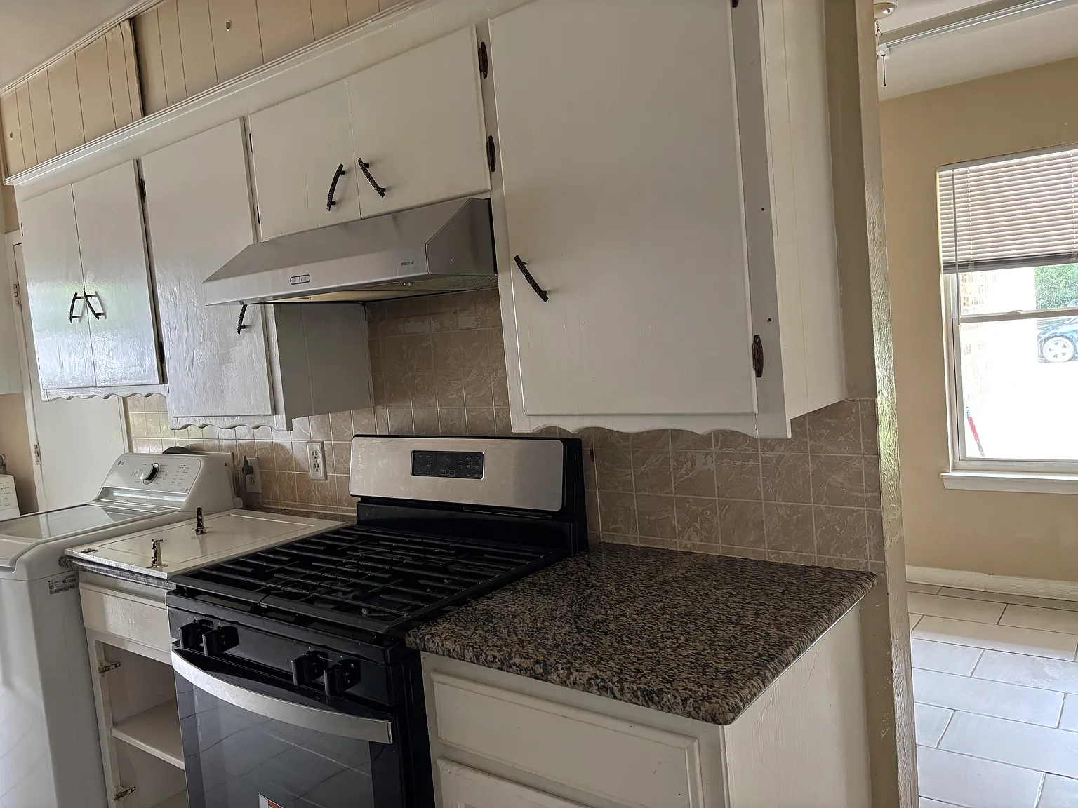 3 bed, 1.5 bath, 1087 sqft, $1,500 — Photo 3
