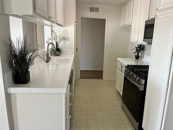 3rd image of 5124 Coldwater Canyon Ave