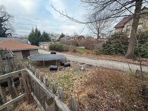 5th image of 634 Kimball Ave