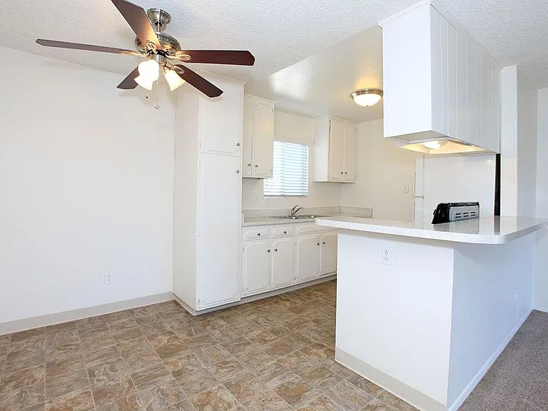 Sandalwood Apartments — Photo 7