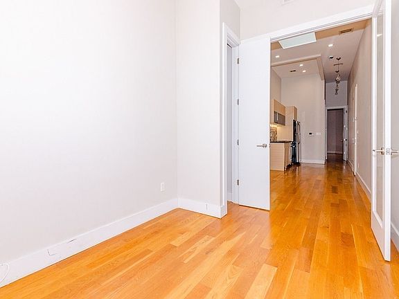 5th image of 248 Melrose St APT 3R