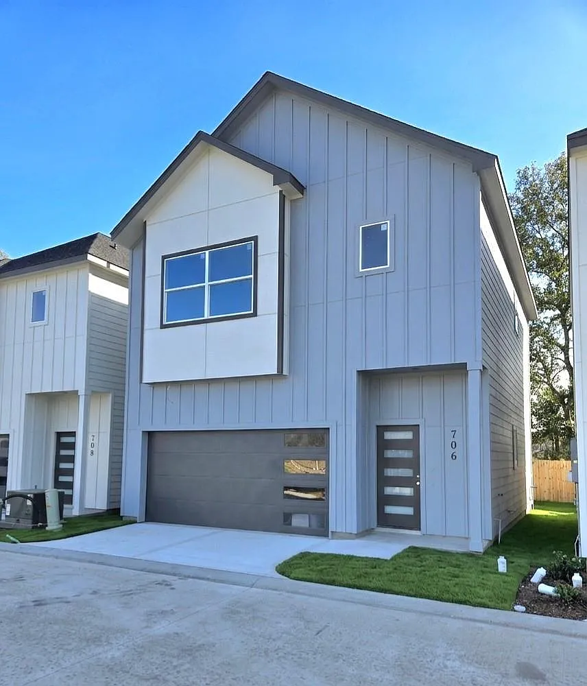 3 bed, 2.5 bath, 1462 sqft, $2,300 — Photo 1