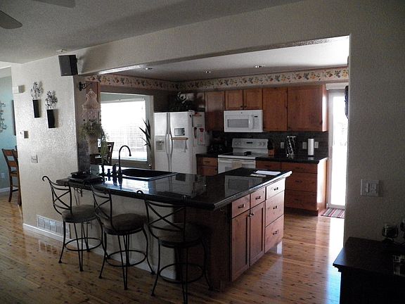 Gorgeous kitchen w/bar!