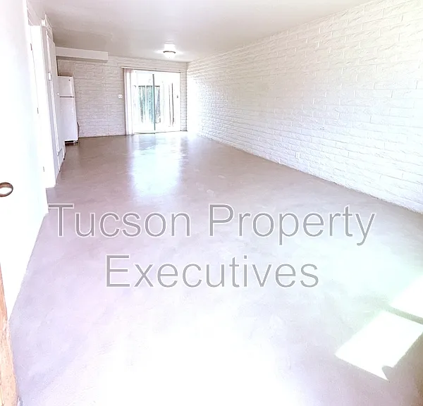 319 E Blacklidge Dr #3 — Photo 5
