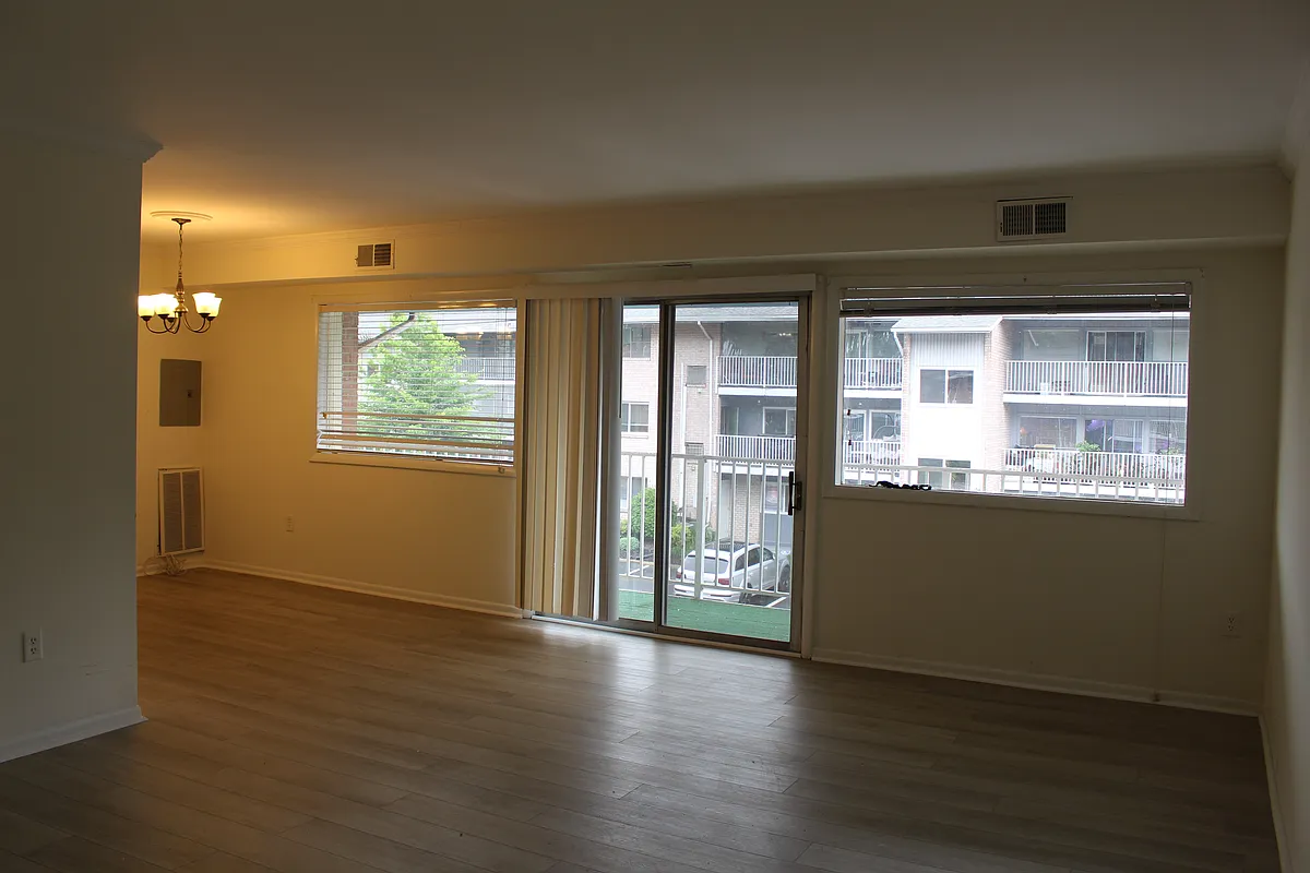 Building Photo - 5616 Crenshaw Rd #934