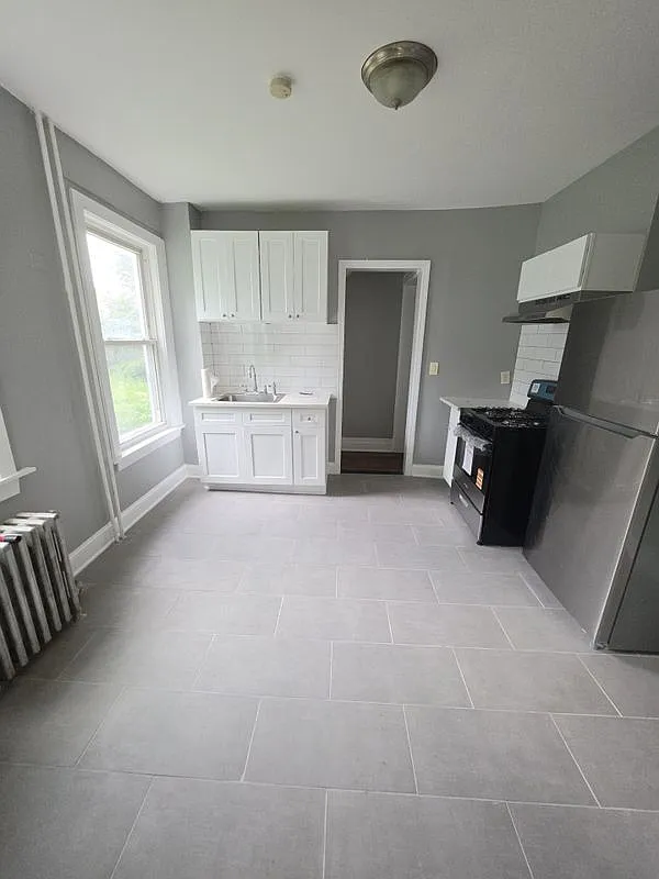 3 bed, 1.0 bath, 1324 sqft, $2,700 — Photo 3