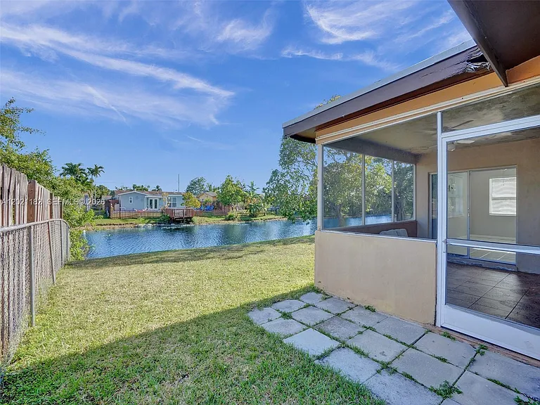 8550 NW 27th Pl — Photo 33