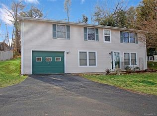 8 Beechwood Dr, Sandy Hook, CT 06482