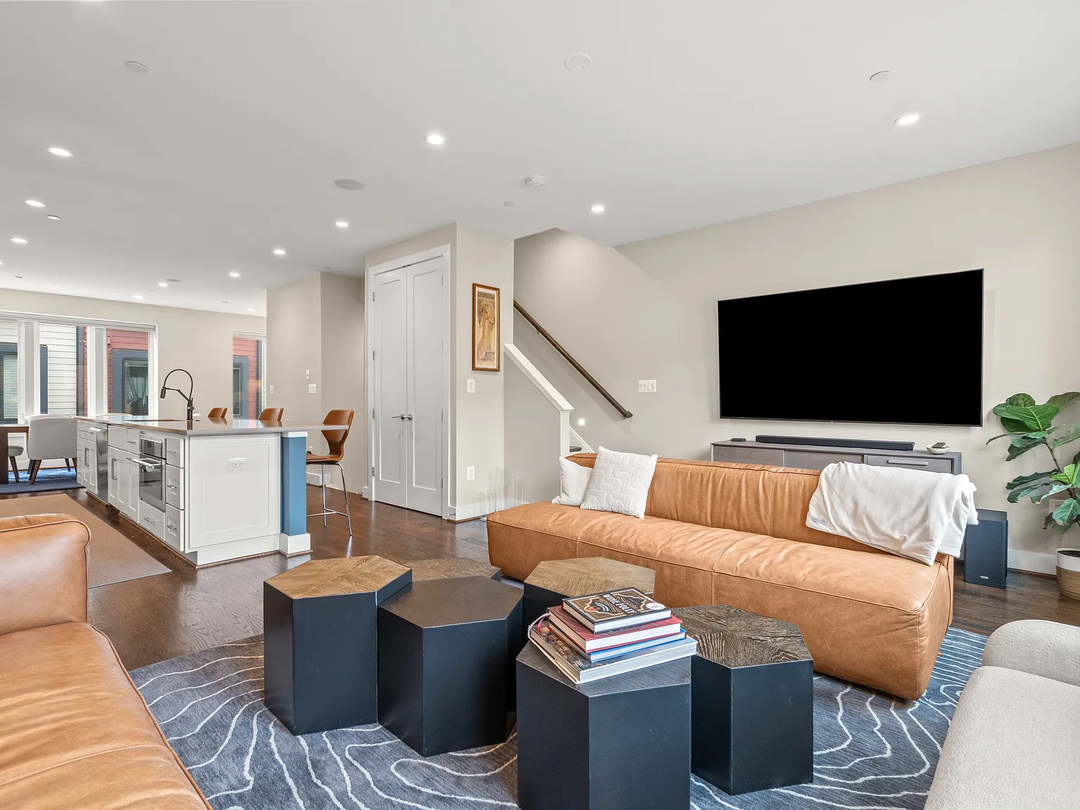 3 bed, 3.5 bath, 2335 sqft, $6,950 — Photo 3