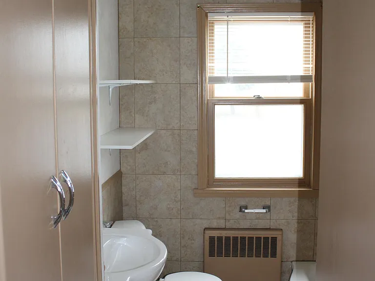 223 W Decorah Rd — Photo 7