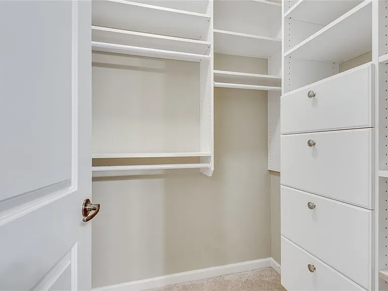 240 Lullwater Ct — Photo 40