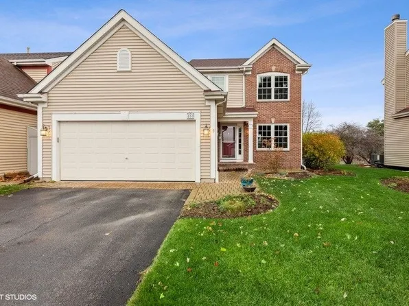 450 Rosewood Xing, Lindenhurst, IL 60046