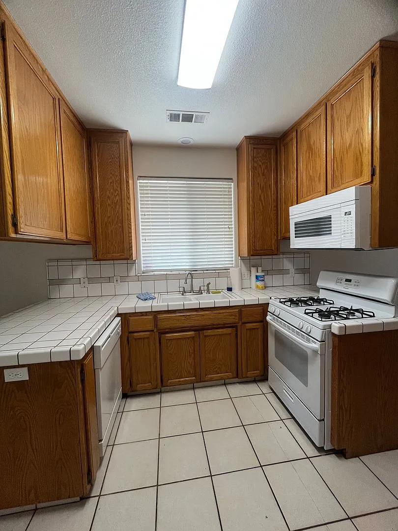 Move in Ready Home! — Photo 3