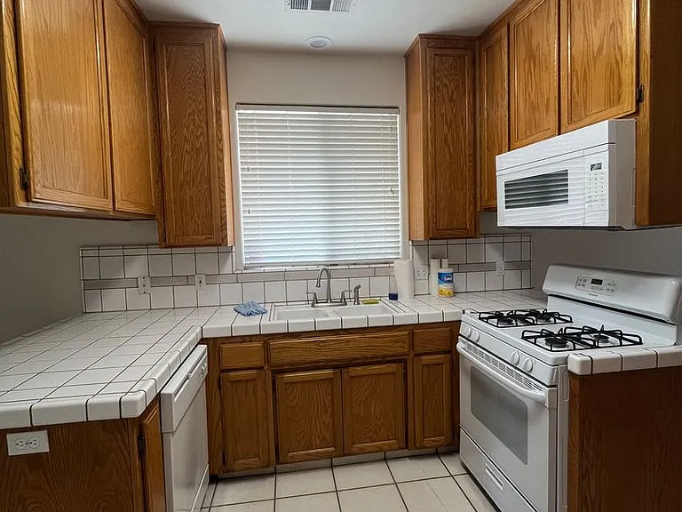 1807 E Harter Ct — Photo 3