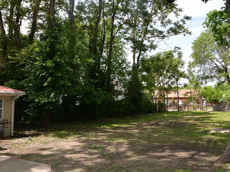 1818 N Weller Ave — Photo 11