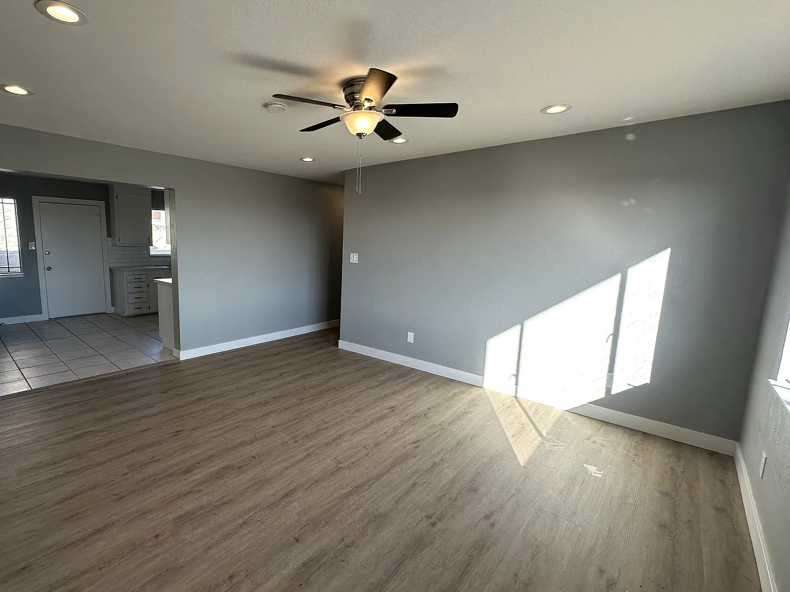3 bed, 1067 sqft, $2,995 — Photo 3