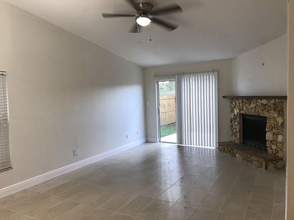 3rd image of 813 Oak Manor Cir