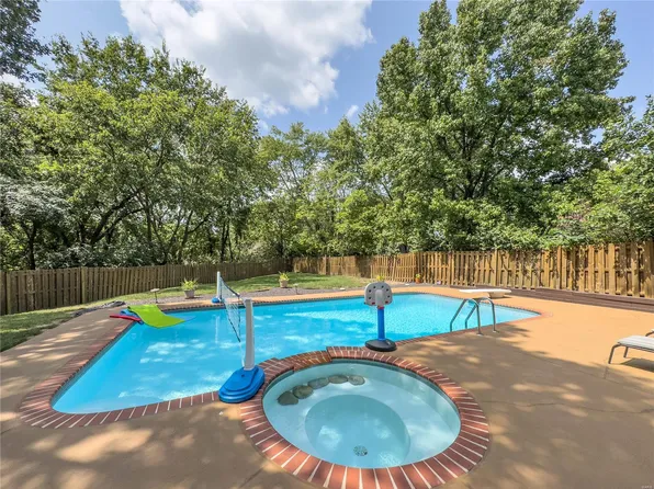 556 Red Bridge Ct, Ballwin, MO 63021