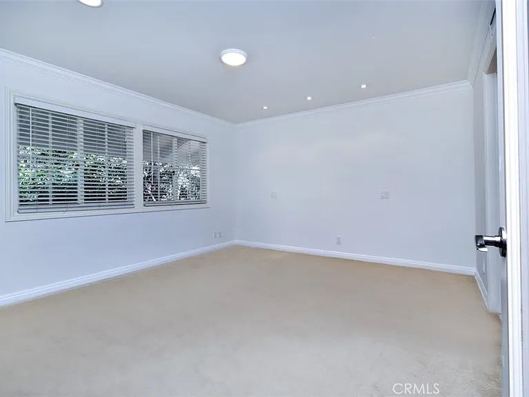 15344 Greenleaf St — Photo 17