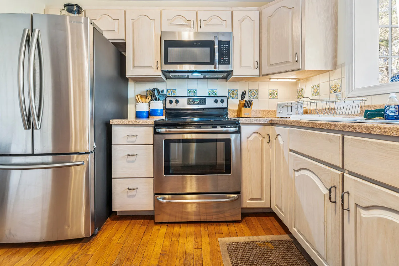 4 bed, 3.0 bath, 2281 sqft, $6,744 — Photo 4
