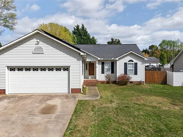 11 Oak Meadow Ln, Thomasville, NC 27360