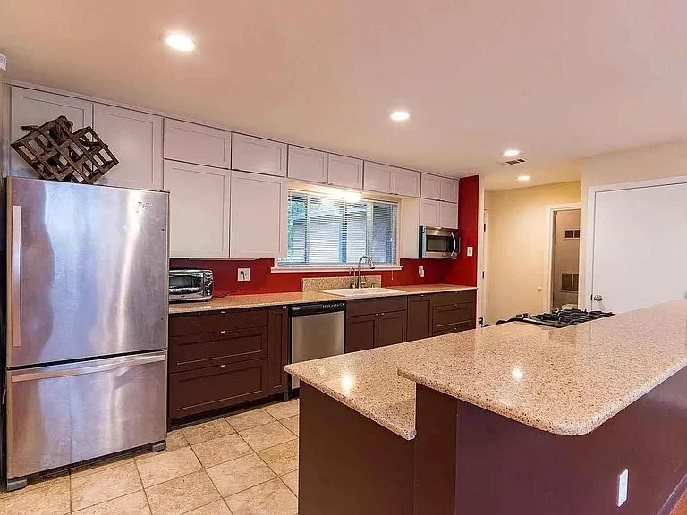 1207 Fieldcrest Dr — Photo 3