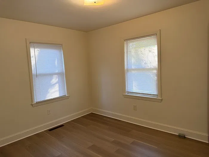 3 bed, 1.0 bath, 991 sqft, $900 — Photo 4